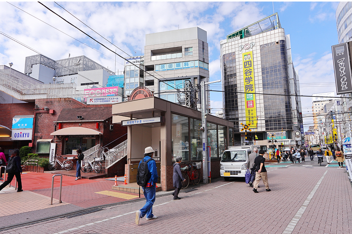 POPビルとりそな銀行の間の道を直進