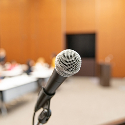 会議や発表など、人前で話すと強い不安を感じる